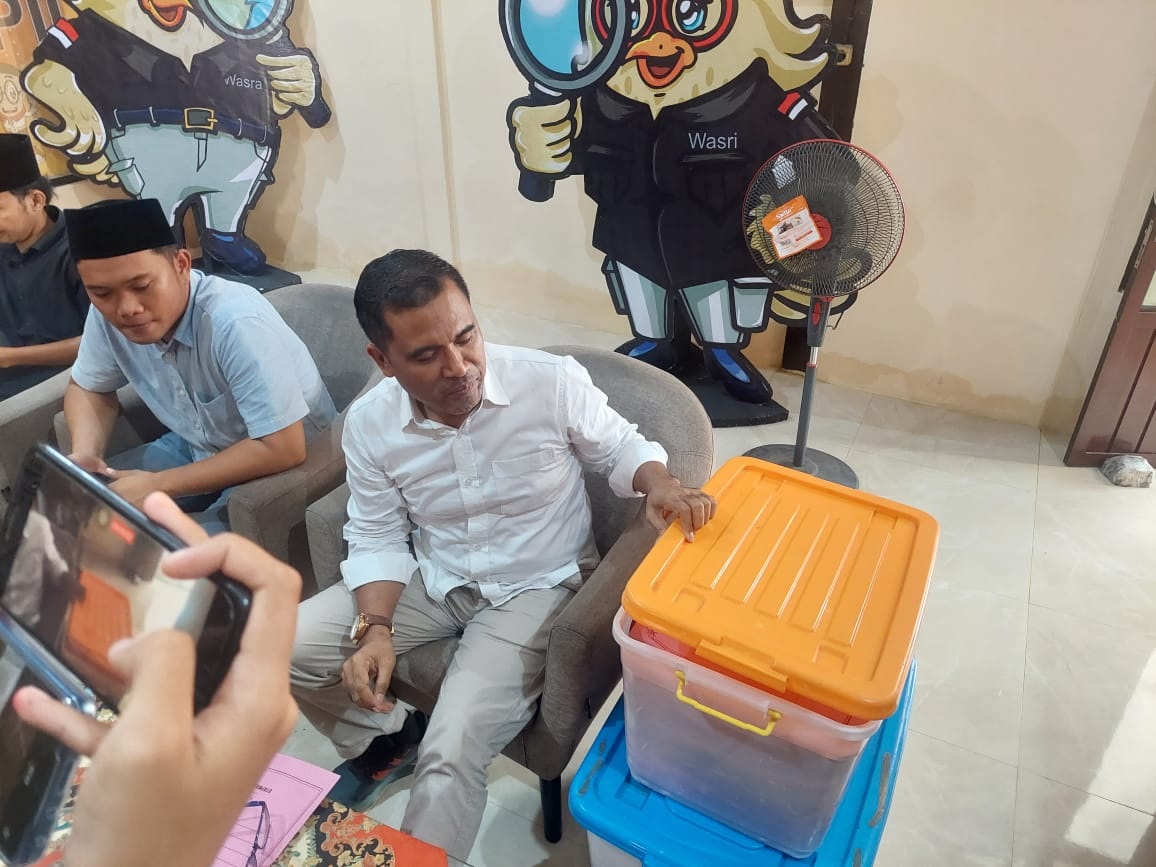 CARI KEADILAN: Caleg DPRD Jawa Timur Mathur Husyairi membawa dua boks barang bukti dugaan pelanggaran pemilu ke kantor Bawaslu Bangkalan, Senin (19/2). (ZEINAL ABIDIN/JPRM)