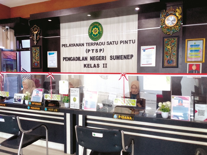 TUGAS DINAS: Petugas PTSP PN Sumenep sedang bertugas di meja pelayanan tamu Selasa (20/2). (MOHAMMAD ERWIN MAULIDIN M/JPRM)