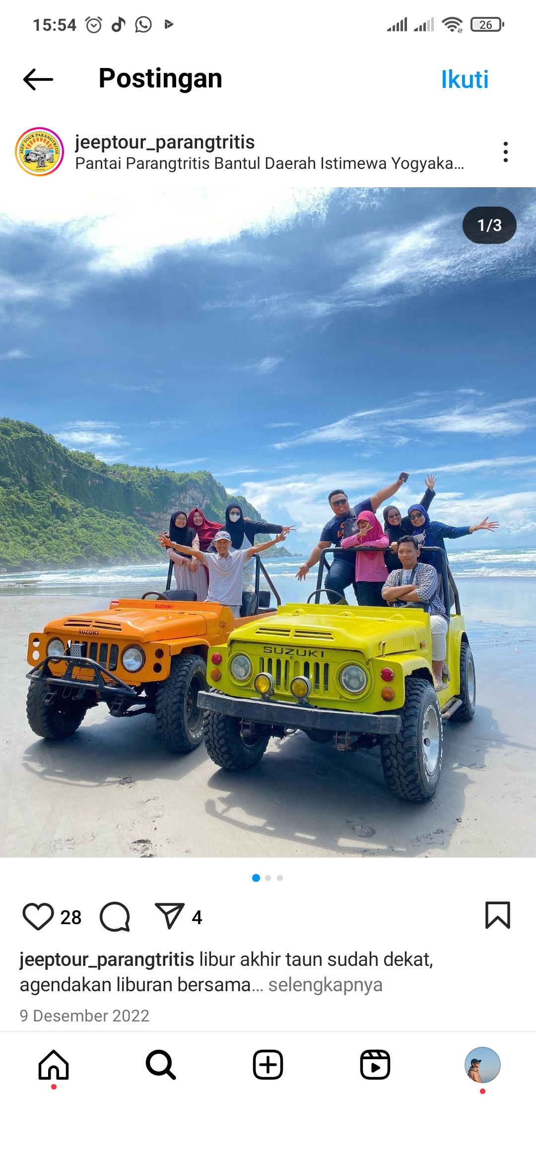 Pengunjung menjelajahi Pantai Parangtritis Jogja dengan mobil Jeep.
