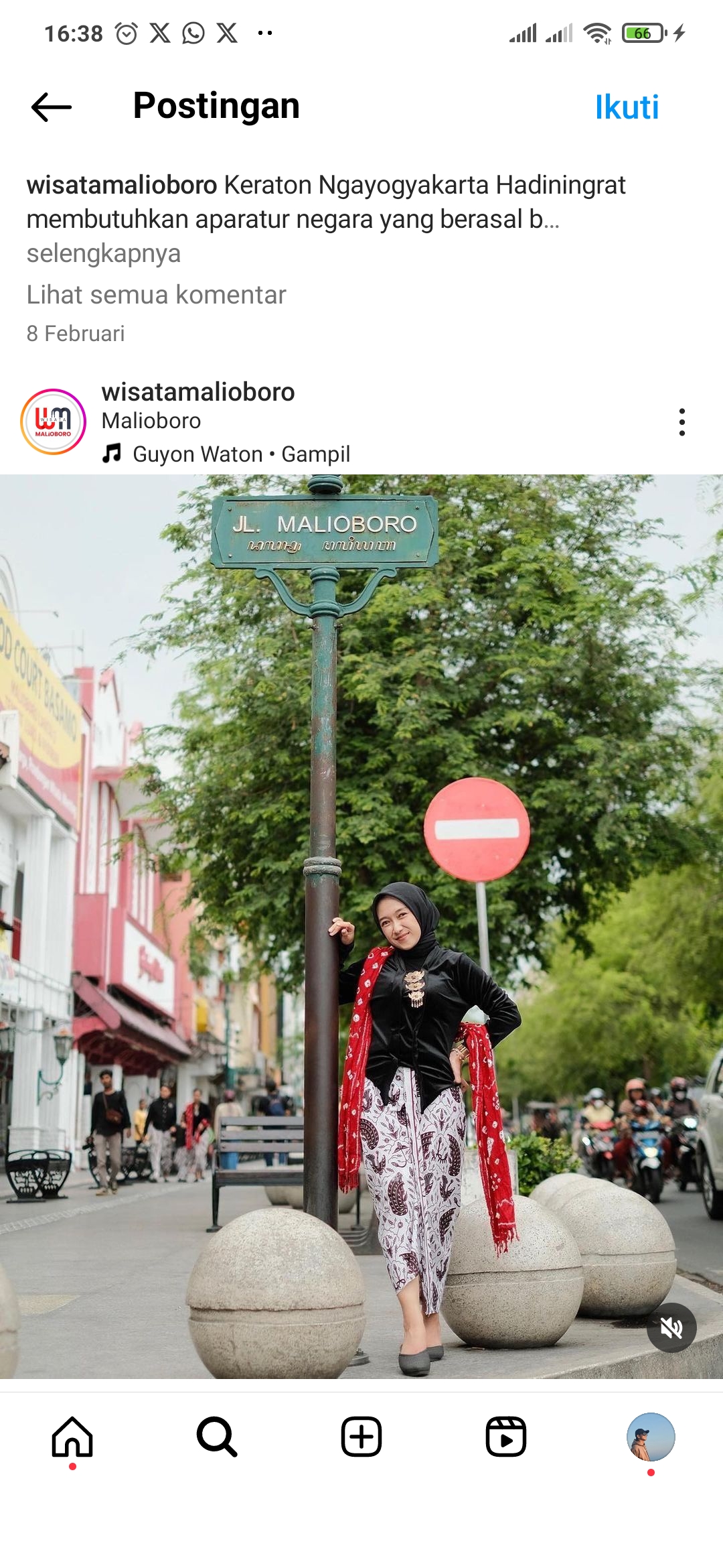 Berfoto di penunjuk jalan Malioboro adalah salah satau kegiatan wajib saat berkunjung ke Malioboro