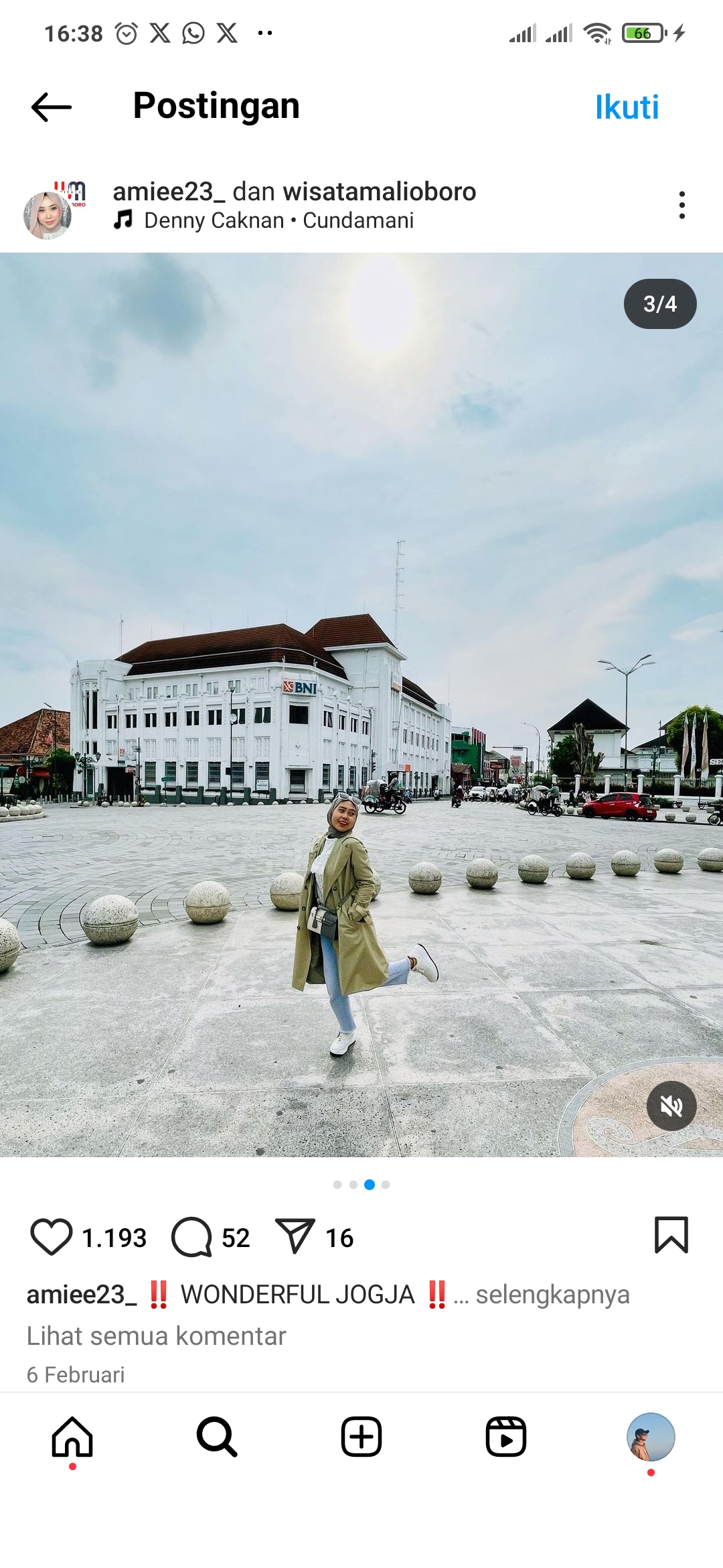 Pengunjung berfoto di daerah Malioboro