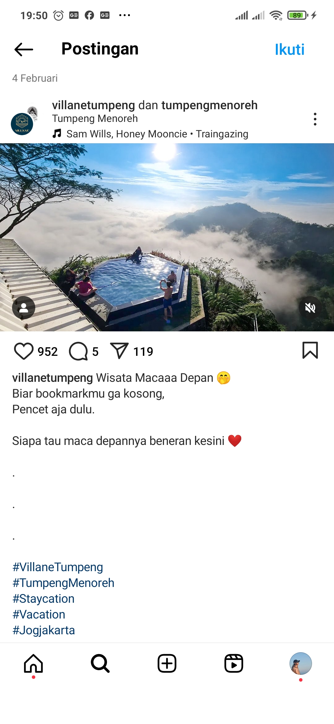 Pengujung menikmati kolam renang di puncak Tumpeng Menoreh