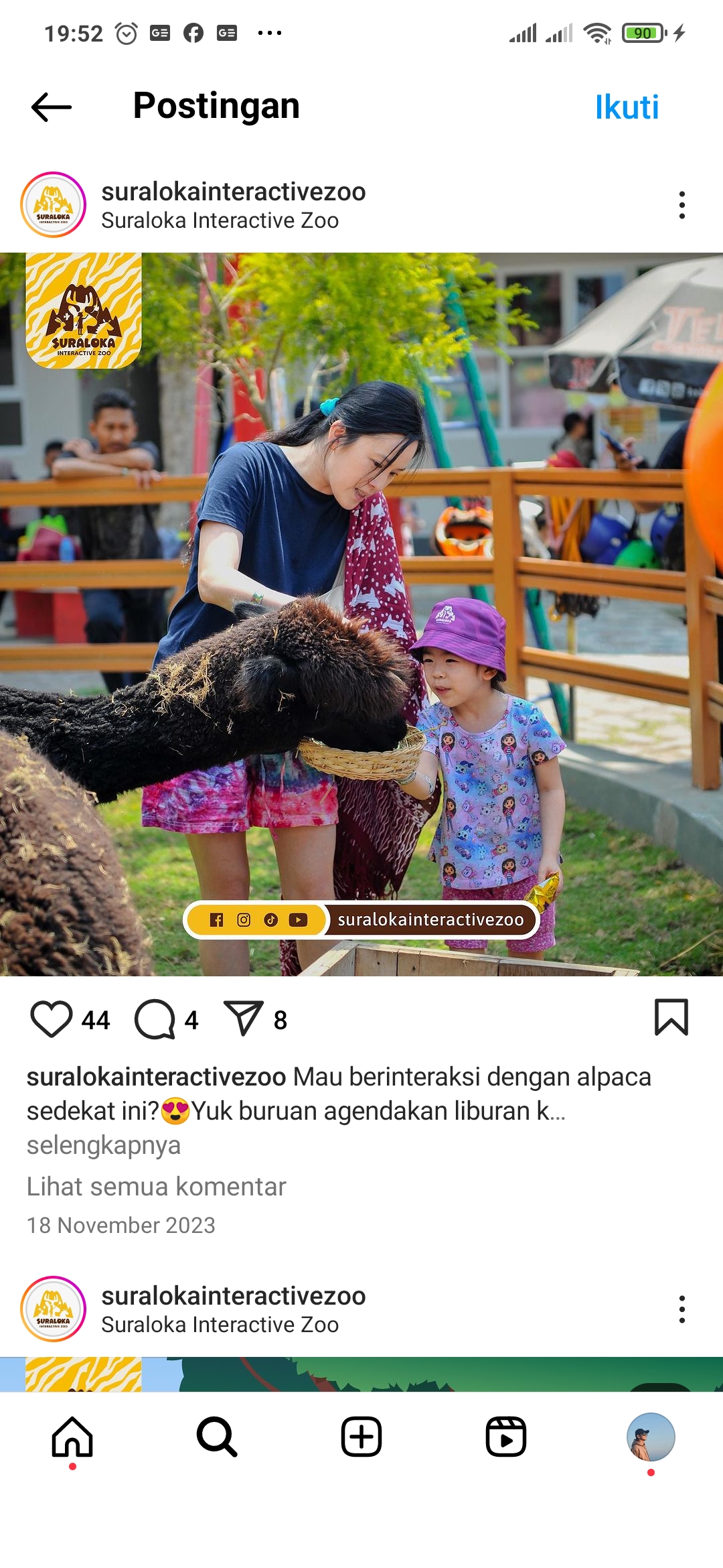 Pengunjung berinteraksi dengan hewan di Suraloka Zoo