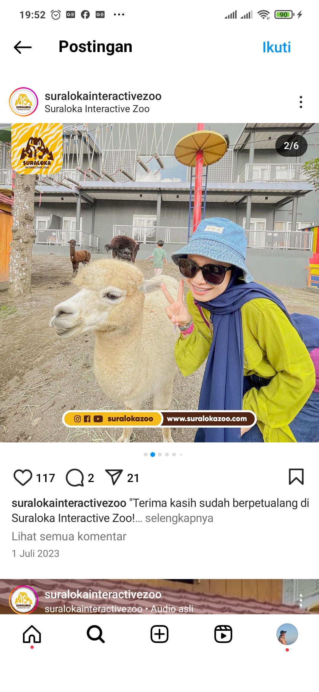 Pengujung berinteraksi dengan hewan di wisata Suraloka Zoo