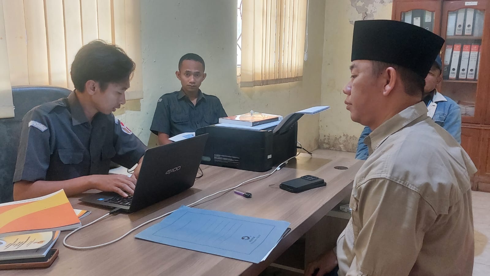 PROTES: Caleg DPRD Sampang Aulia Rahman (kanan) mengadukan dugaan penyimpangan pemilu di kantor Bawaslu Sampang, Selasa (20/2). (JUNAIDI PONDIYANTO/JPRM)