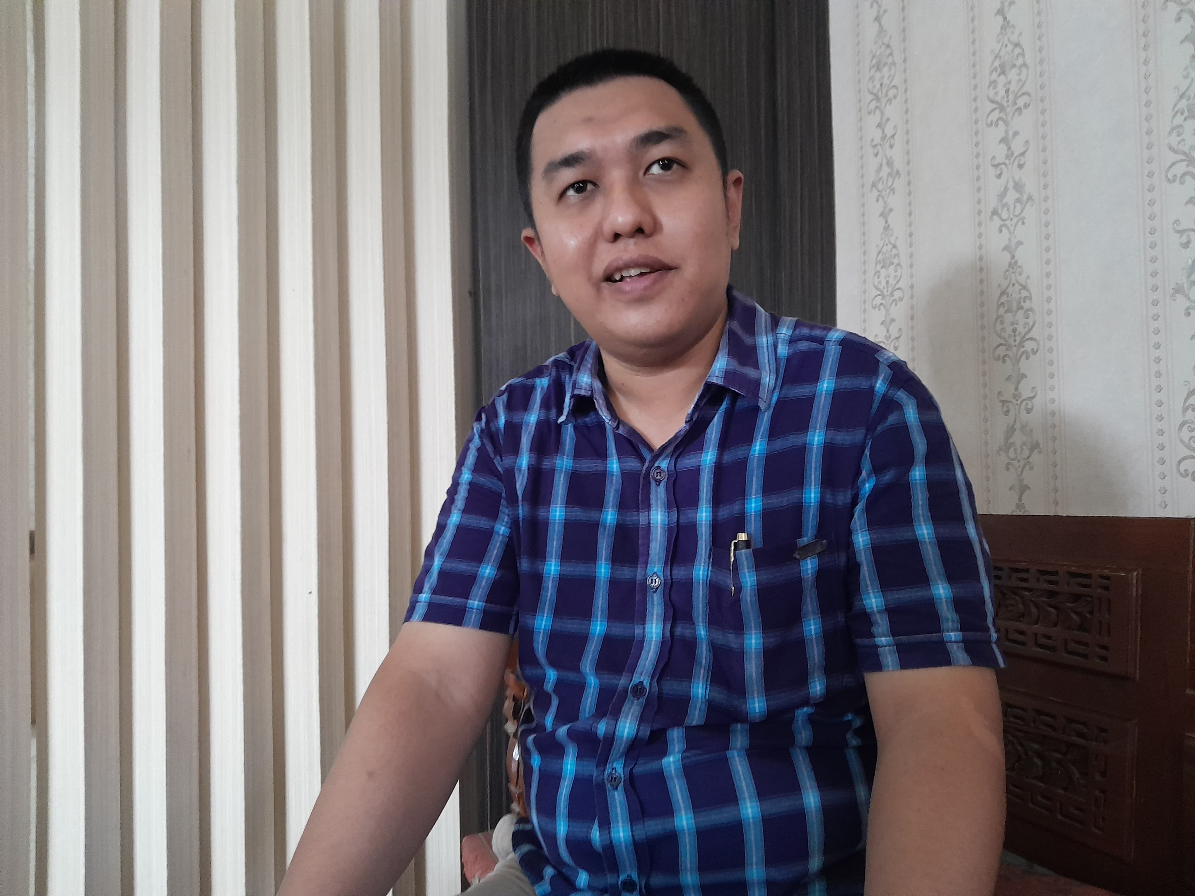 PENYELENGGARA PEMILU: Komisioner KPU Sumenep Divisi Teknis dan Penyelenggaraan Pemilu Decky Prasetia Utama saat diwawancarai di kantornya, Selasa (20/2). (MOH. BUSRI/JPRM)