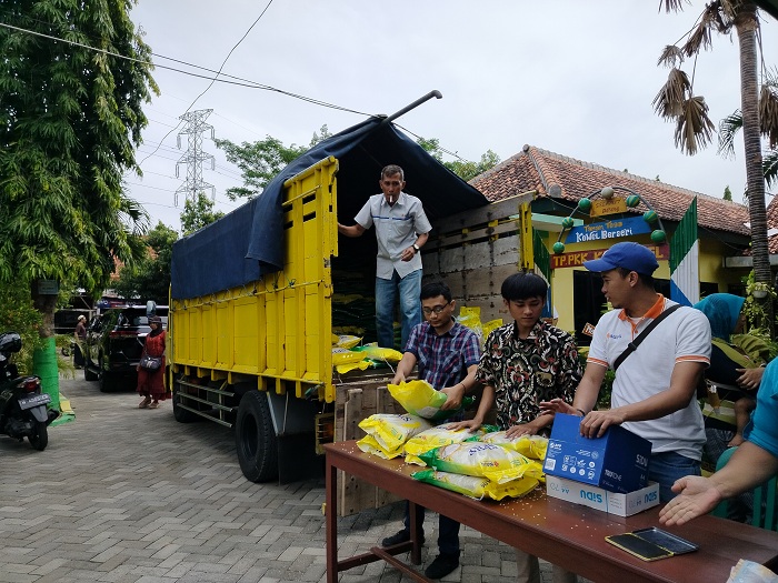 SENANG: Kegiatan pasar murah digelar di Kelurahan Kowel, Rabu (24/1). (LAILIYATUN NURIYAH/JPRM)