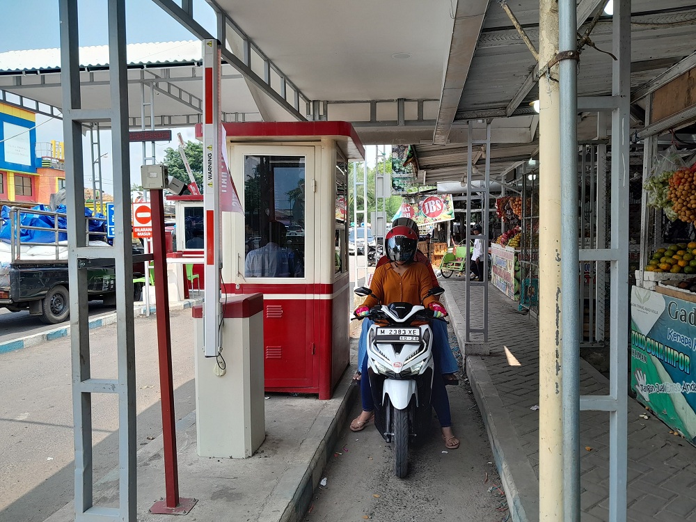 SUMBER PAD: Pengendara keluar dari Pasar Anom Baru Sumenep melewati portal di pintu utama, Rabu (21/2). (MOH. BUSRI/JPRM)