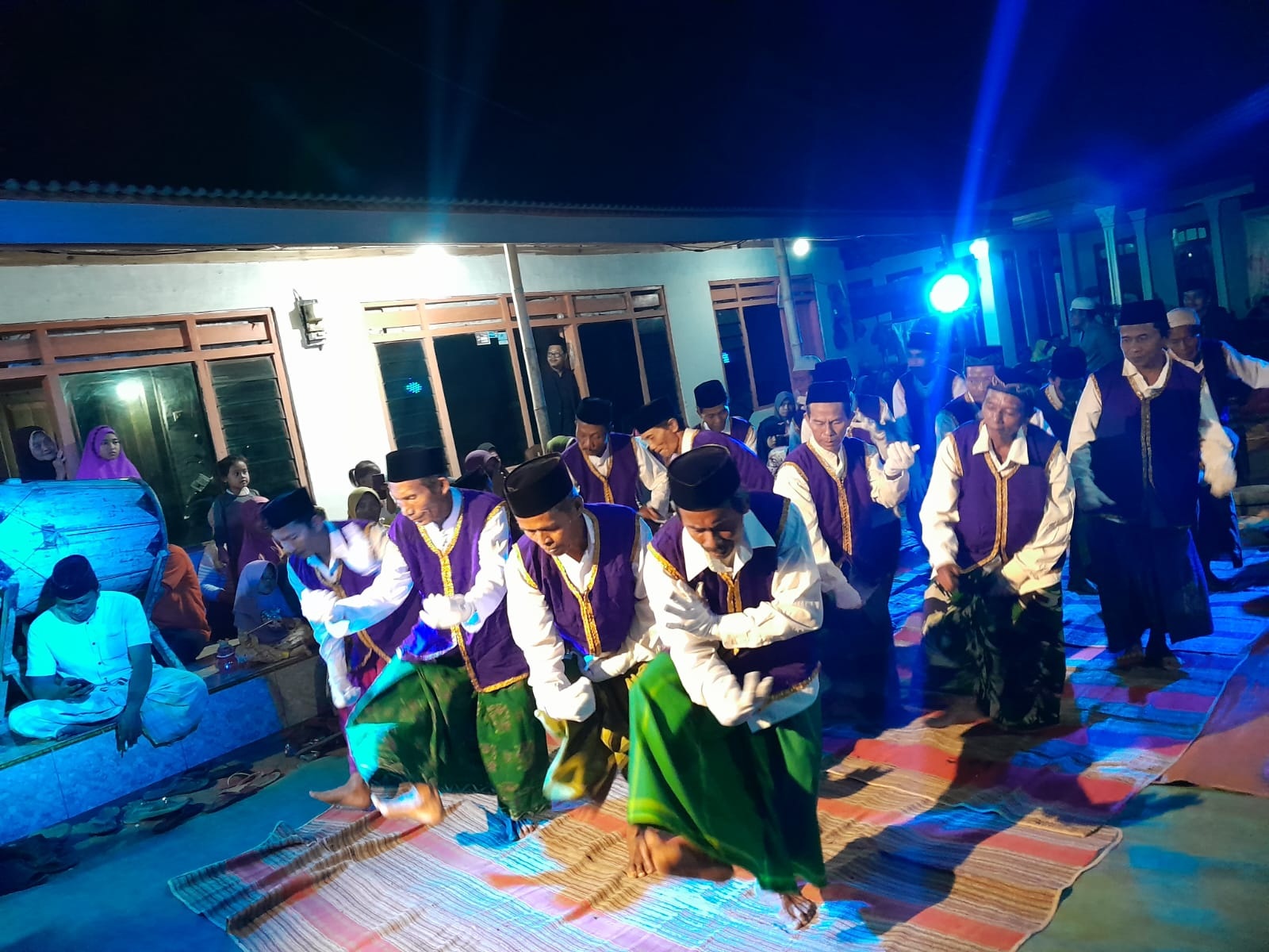 KESENIAN LOKAL: Masyarakat menampilkan tarian hadrah gendung di Desa Mantajun, Kecamatan Dasuk, Rabu (20/9/2023). (MOH. BUSRI/JPRM)