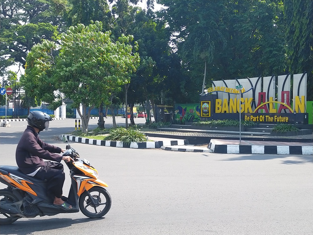 IKON: Pengendara melintas di dekat Taman Spot B, Jalan Jenderal A. Yani, Bangkalan, Rabu (21/2). (VIVIN AGUSTIN HARTONO/JPRM)