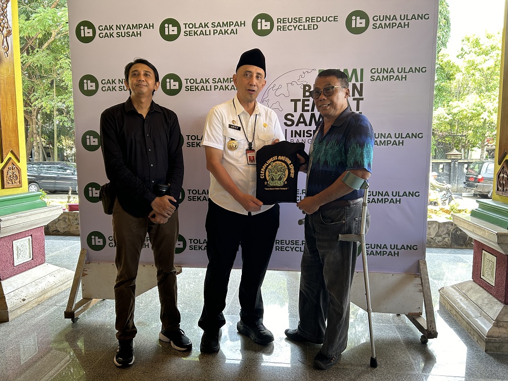 &nbsp;  f-Pemkab-vin (7)  RAMAH LINGKUNGAN: Pj Bupati Bangkalan Arief M. Edie menerima cenderamata tote bag dari Fathurrahman di Pendopo Pratanu, Rabu (21/2).