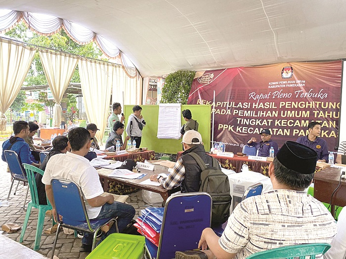 DIMULAI: Saksi dan panitia pemilihan umum dalam proses rekapitulasi suara tingkat Kecamatan Pamekasan, Selasa (20/2). (MOH. JUNAIDI/JPRM)