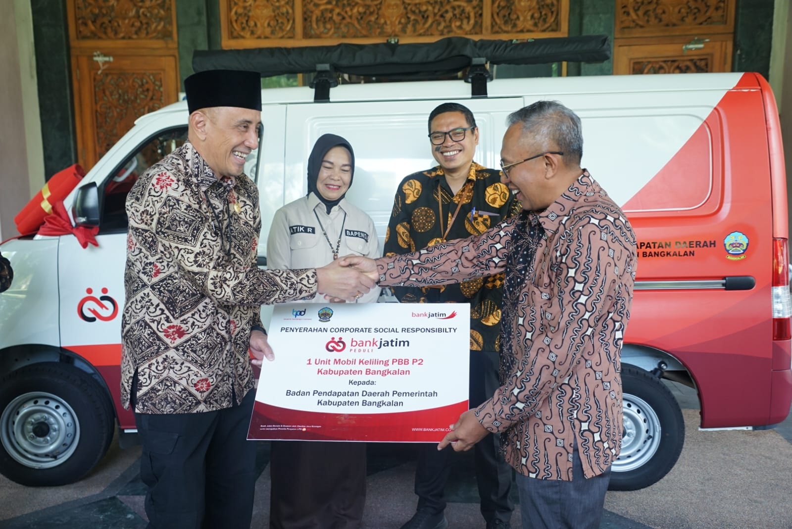 BERMANFAAT: Direktur Manajemen Risiko Bank Jatim Eko Sosetyono menyerahkan CSR mobil pelayanan PBB P2 keliling secara simbolis&nbsp; kepada&nbsp; Pj Bupati Bangkalan Arief M. Edie di kantor pemkab, Kamis (22/2)
