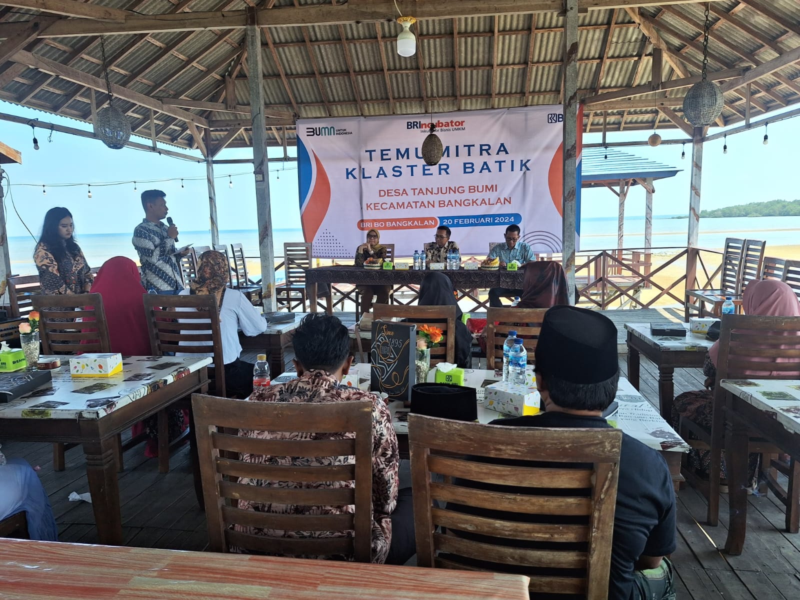 PERMUDAH LAYANAN: BRI Cabang Bangkalan menyampaikan paparan dalam acara Temu Mitra Klaster Batik di RM Almadani, Desa/Kecamatan Tanjungbumi, Selasa (20/2).