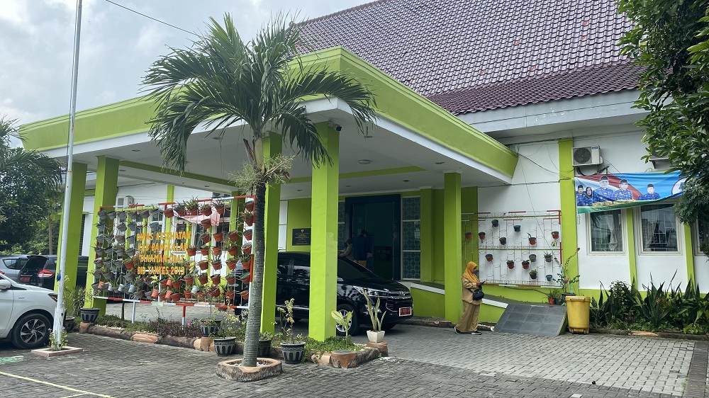 LENGANG: Pegawai berada di sekitar Dinas Kesehatan Bangkalan, Senin (19/2). (AYU LATIFAH/JPRM)
