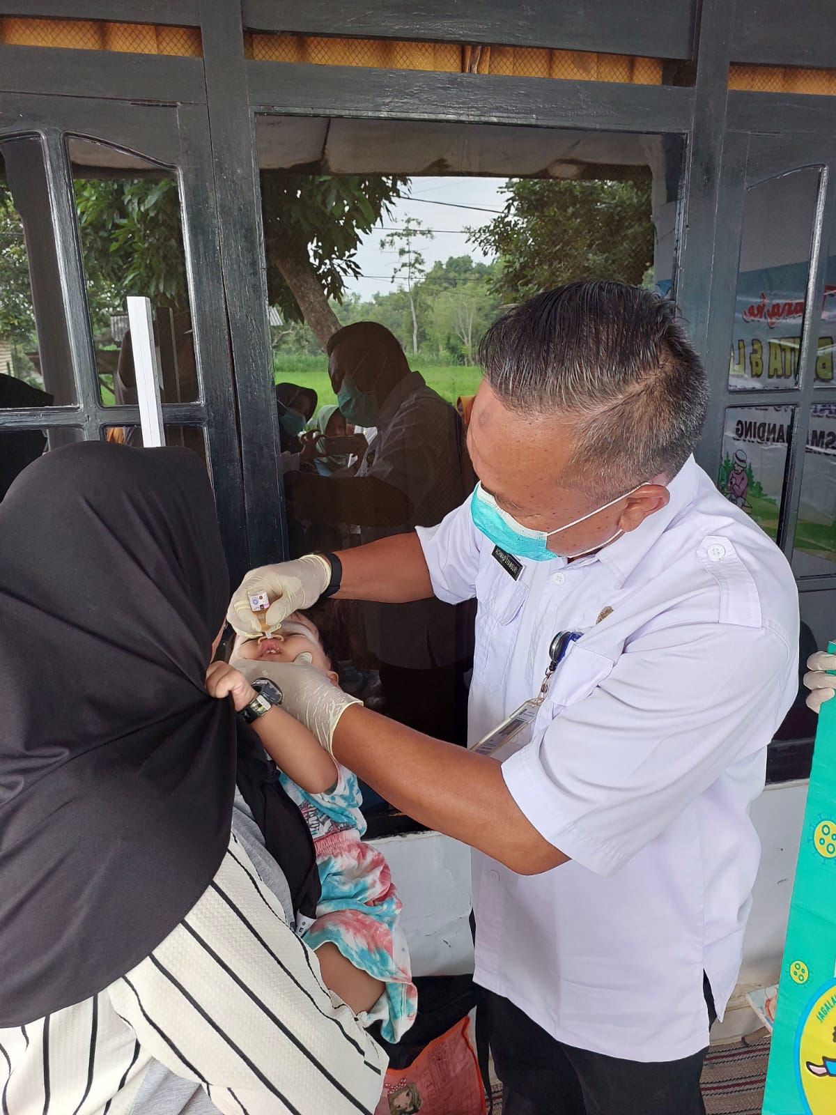 CEGAH POLIO: Kabid Pencegahan dan Pengendalian Penyakit (P2P) Dinkes P2KB Sumenep Achmad Syamsuri melakukan vaksinasi polio di posyandu Kecamatan Talango. (DINKES P2KB SUMENEP UNTUK JPRM)
