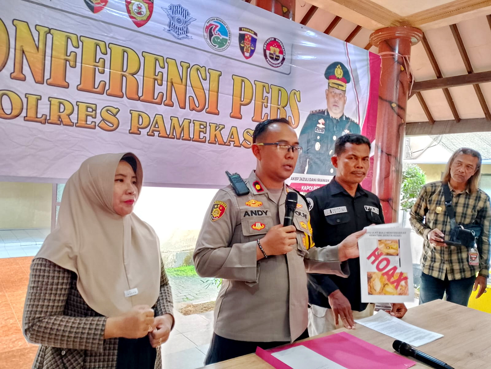 HOAKS: Wakapolres Pamekasan Kompol Andy Purnomo menunjukkan video ulat Amerika yang sempat meresahkan masyarakat Pamekasan, Jumat (23/2). (UBAIDILLAHIR RA&rsquo;IE/JPRM)