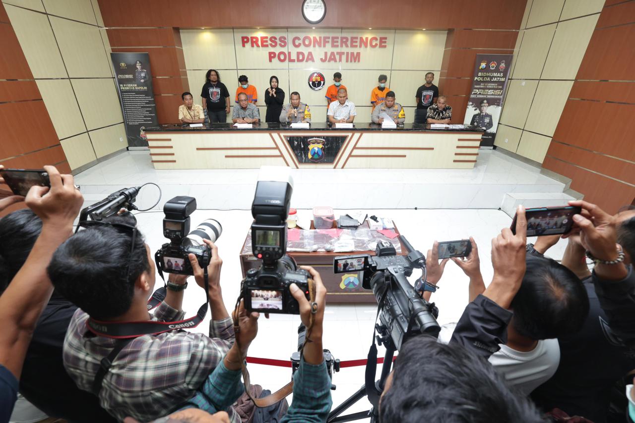 MELANGGAR HUKUM: Polda Jatim ungkap kasus teror ledakan bondet atau bom ikan di Polda Jatim, Jumat (23/2).