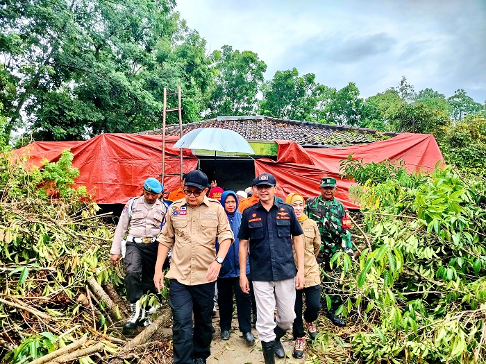 PRIHATIN: Pj Gubernur Jawa Timur didampingi Pj Bupati Pamekasan, Kalaksa BPBD Jatim Gatot, dan Kepala Bakrowil IV Pamekasan Sufi meninjau rumah warga korban bencana di Desa Blumbungan