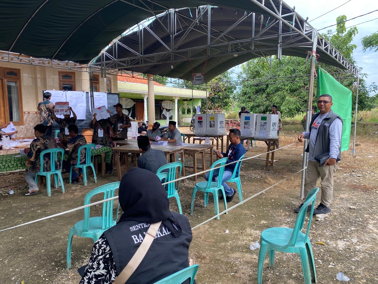 DEMOKRASI: Proses pemungutan suara ulang (PSU) di Desa Glagga, Kecamatan Arosbaya, Bangkalan, Sabtu (24/2). (BAWASLU UNTUK JPRM)