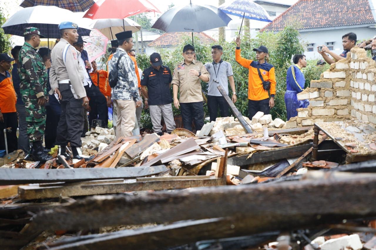 TANGGAP BENCANA: Pj Gubernur Jawa Timur Adhy Karyono mendatangi lokasi rumah roboh di Pamekasan pada Sabtu (23/2).