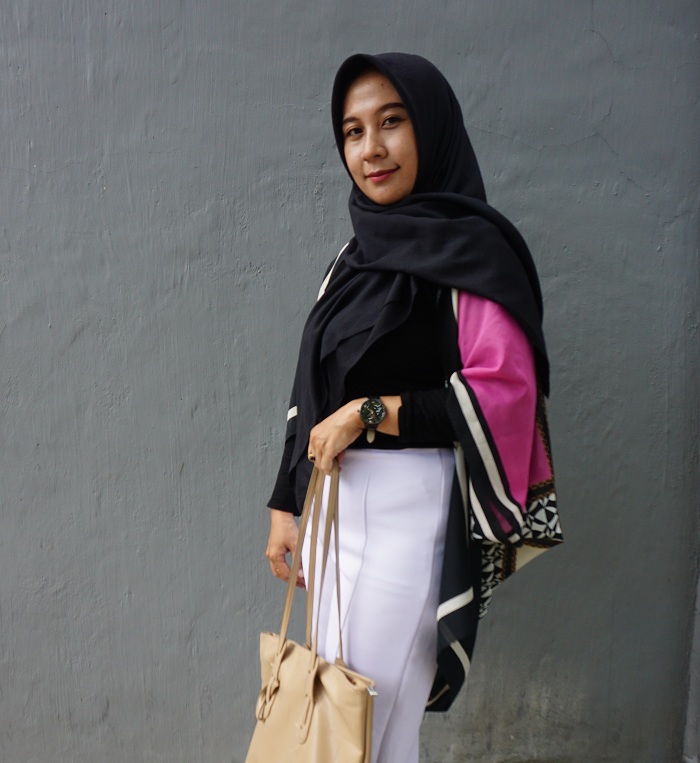 ELEGAN: Syindi Anggraini Syawal menggunakan outer berbahan scarf, Jumat (9/2). (VIVIN AGUSTIN HARTONO/JPRM)