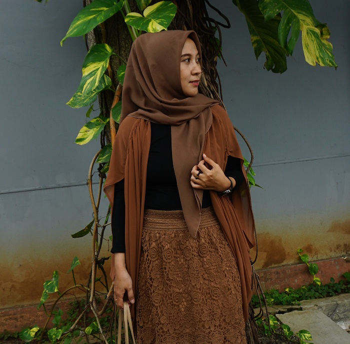 PERCAYA DIRI: Outer berbahan sifon menambah kecantikan Syindi Anggraini Syawal, Jumat (9/2). (VIVIN AGUSTIN HARTONO/JPRM)