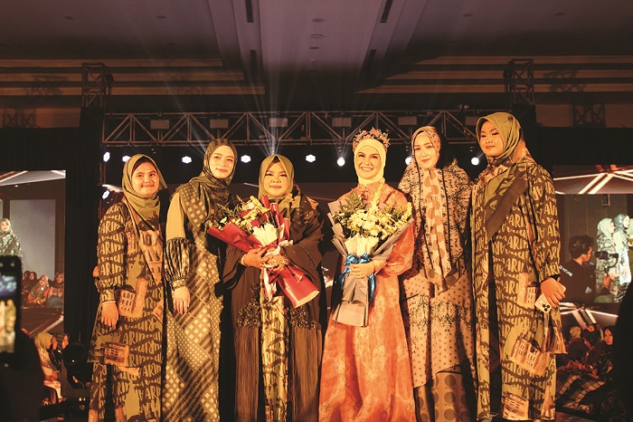 SUKSES: Owner Arinna Premium Hijab Arinah Hidayah (tiga dari kiri) berfoto bersama Irish Bella (tiga dari kanan) dan kerabat usai acara anniversary dan fashion show di Hotel Front One, Jumat (23/2).