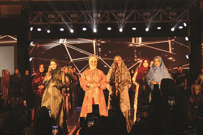 CANTIK: Artis Irish Bella (tengah) bersama model lainnya mengenakan pakaian Arinna Premium Hijab di acara anniversary dan fashion show di Hotel Front One pada Jumat (23/2).