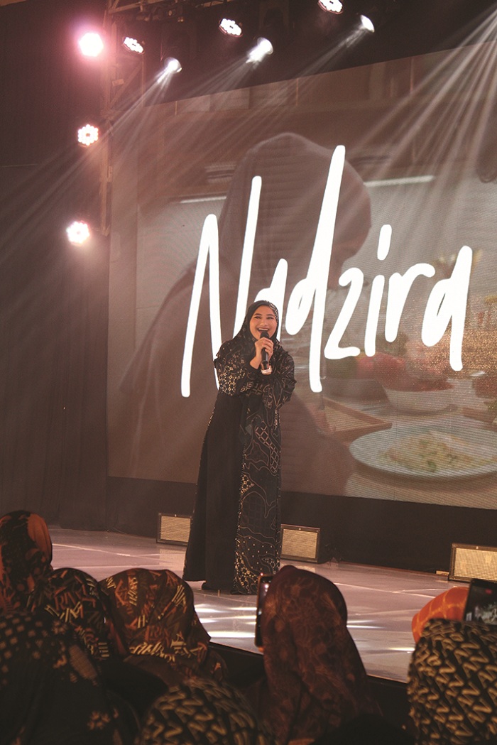 MENAWAN: Nadzira Shafa menyanyikan lagu Khadijah Istri Rasulullah di cara Anniversary Arinna Premium Hijab dan Fashion Show di Hotel Front One pada Jumat (23/2). (MUHAMAD ERWIN MAULIDIN M/JPRM)