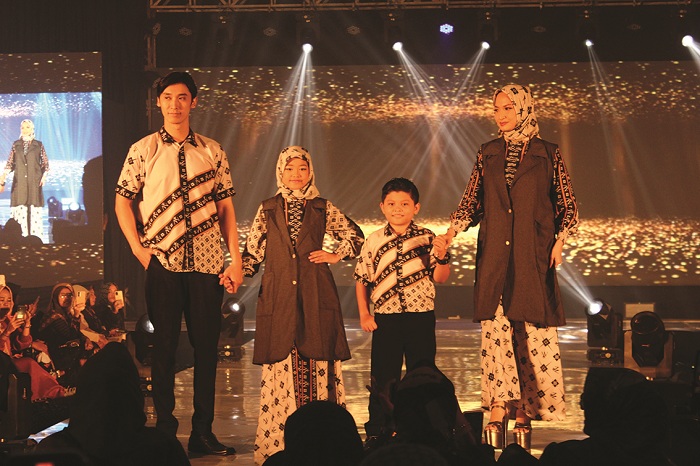 LENGKAP: Pakaian lengkap keluarga koleksi Arinna Premium Hijab ditampilkan pada acara anniversary dan fashion show di Hotel Front One pada Jumat (23/2).&nbsp;(MUHAMAD ERWIN MAULIDIN M/JPRM)