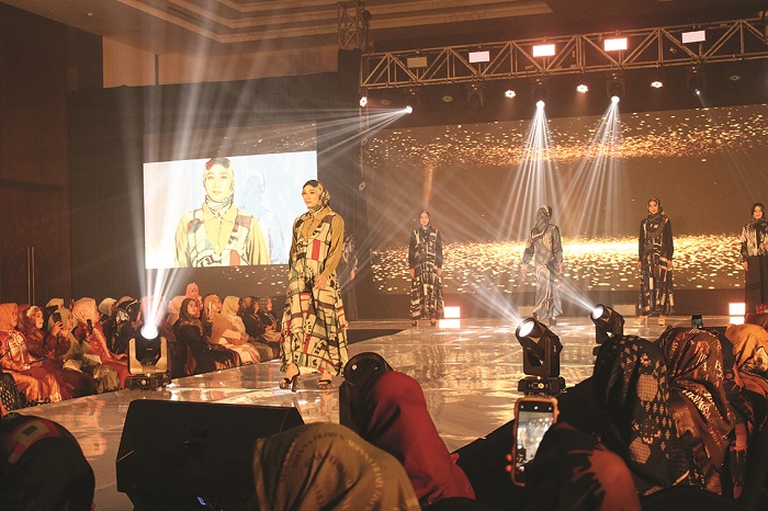 MENAWAN: Sejumlah model memperkenalkan koleksi terbaru Arinna Premium Hijab di acara anniversary dan fashion show di Hotel Front One pada Jumat (23/2).&nbsp;(MUHAMAD ERWIN MAULIDIN M/JPRM)