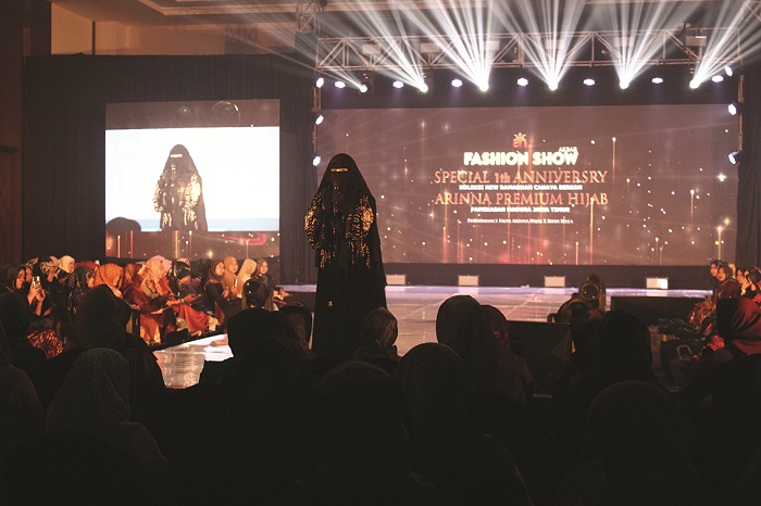 MENYEJUKKAN: Umi Pipik menyampaikan tausiyah dan memimpin doa di acara Anniversary Arinna Premium Hijab dan Fashion Show di Hotel Front One pada Jumat (23/2).&nbsp;(MUHAMAD ERWIN MAULIDIN M/JPRM)