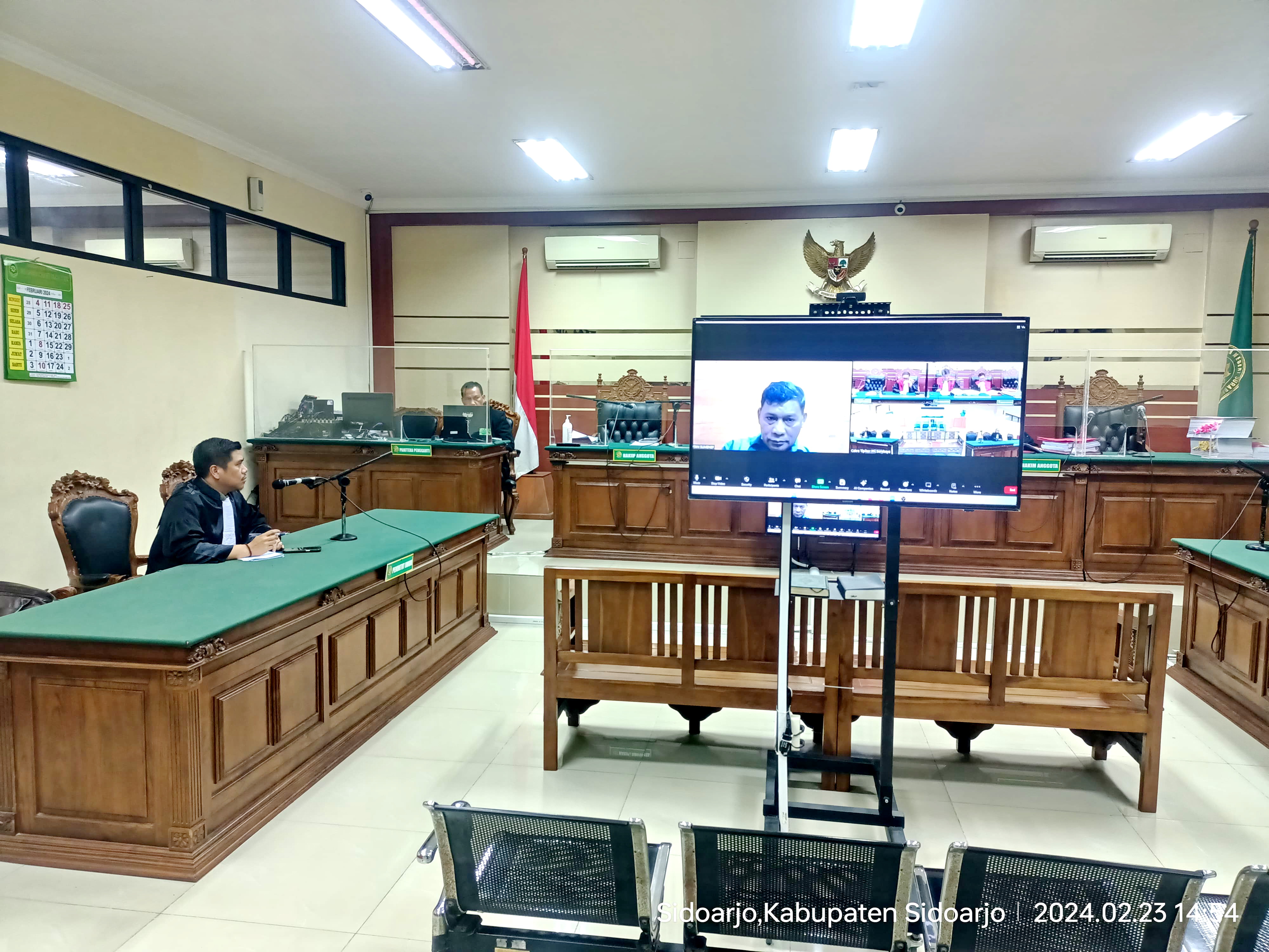DIVONIS: Terdakwa Akhmad Zainal, mantan operasional PT Sumekar, mengikuti persidangan di PN Surabaya, Jumat (23/2). (KEJARI SUMENEP UNTUKJPRM)