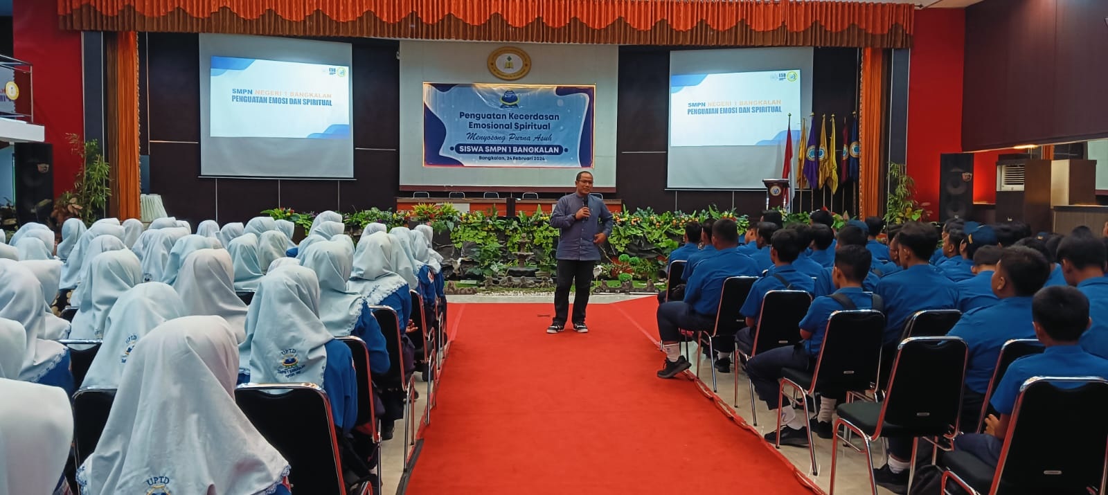 GENERASI EMAS: Siswa SMPN 1 Bangkalan menyimak keterangan trainer Heidy Akhadi saat mengikuti kegiatan penguatan kecerdasan emosional dan spiritual di aula NHM, Sabtu (24/2). (UPTD SMPN 1 BANGKALAN)