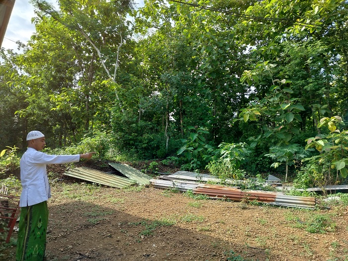 KONTROL: Adi Wijaya menunjukkan rencana lokasi pembangunan gudang pakan ikan mandiri di Desa Larangan Badung, Kecamatan Palengaan, Minggu (25/2). (LAILIYATUN NURIYAH/JPRM)