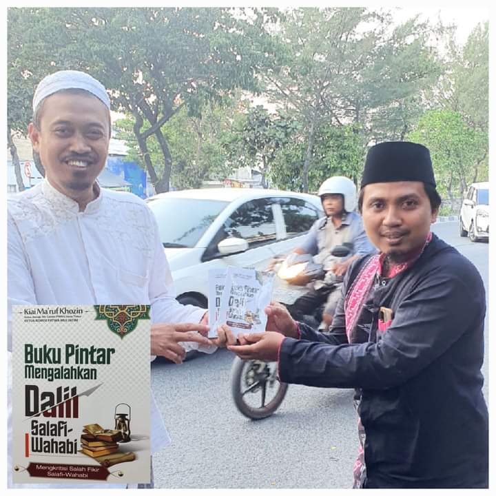 PRODUKTIF: Direktur Muara Progresif Surabaya Achmad Tirmidzi Munahwan (kanan) menyerahkan buku terbitan Muara Progresif kepada penulis Kiai Ma&rsquo;ruf Khozin.
