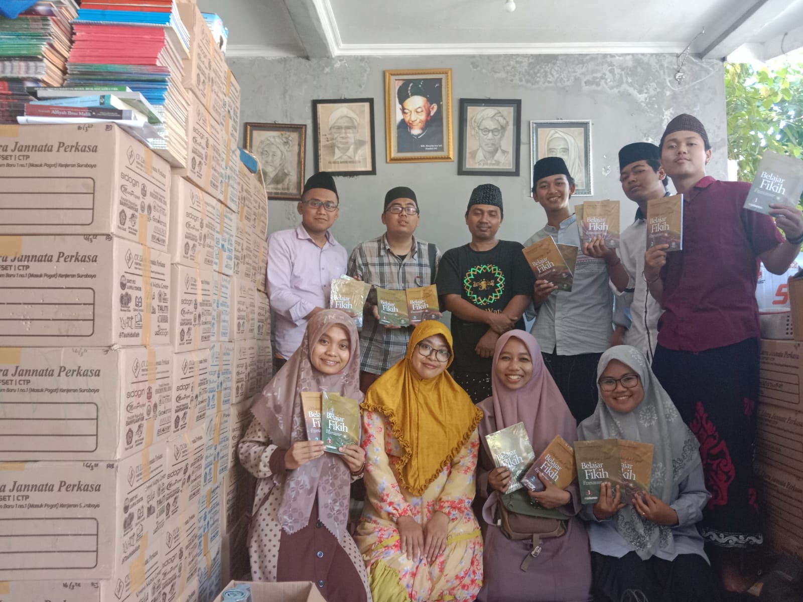MENGINSPIRASI: Direktur Muara Progresif Surabaya Achmad Tirmidzi Munahwan (kaos hitam) menerima kunjungan ustad dan ustadah dari Ponpes Nurul Islam Jember.