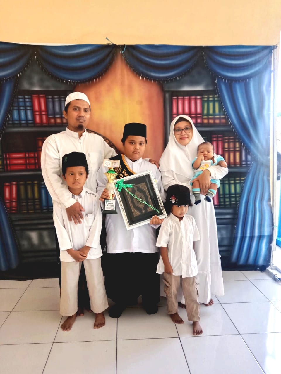 HARMONIS: Direktur Muara Progresif Surabaya Achmad Tirmidzi Munahwan bersama istri, Noviana Herliyanti dan buah hati mereka.