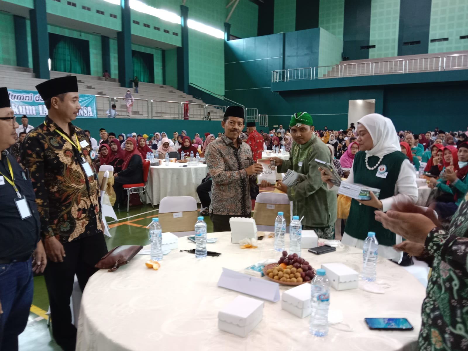PRODUKTIF: Direktur Muara Progresif Surabaya Achmad Tirmidzi Munahwan (kanan) menyerahkan buku terbitan Muara Progresif kepada penulis Kiai Ma&rsquo;ruf Khozin.