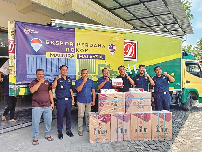 PRODUKTIF: Owner PR Empat Sekawan Suhaydi (tiga dari kiri) berfoto bersama petugas KPPBC TMP C Madura setelah seremonial ekspor rokok ke luar negeri Minggu (25/2). (PR EMPAT SEKAWAN UNTUK JPRM)