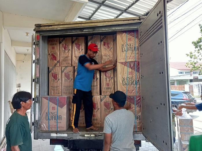 KERJA KERAS: Pekerja PR Empat Sekawan merapikan produk rokok yang akan diekspor ke Malaysia Minggu (25/2). (PR EMPAT SEKAWAN UNTUK JPRM)