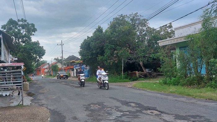 LANCAR: Pengendara melintas di Jalan Mangkubumi, Kelurahan Polagan, Kecamatan Kota Sampang, Minggu (25/2). (JUNAIDI PONDIYANTO/JPRM)
