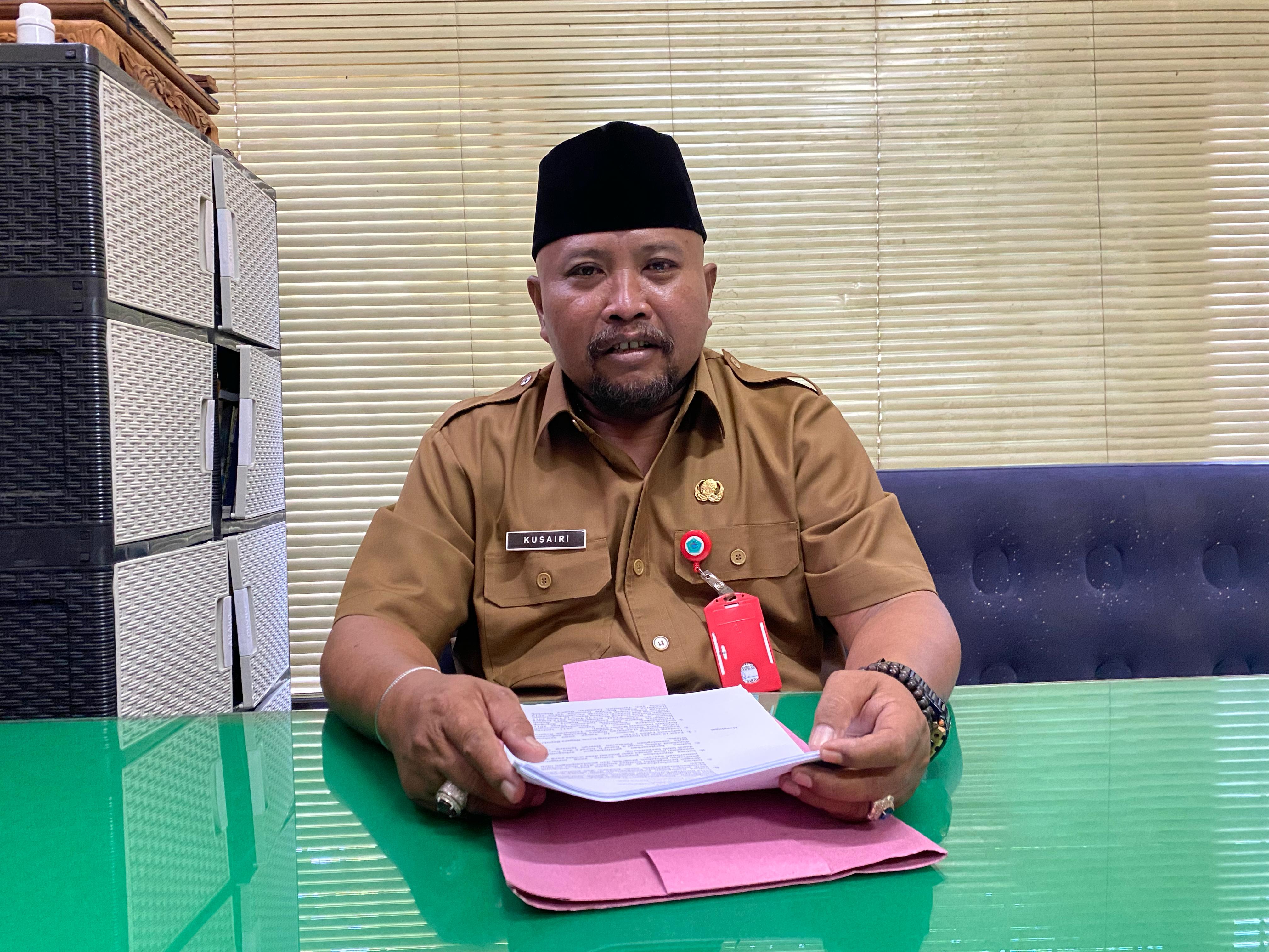 BERWIBAWA: Kepala Disporapar Pamekasan Kusairi saat ditemui di meja kerjanya, Senin (26/2). (MOH. JUNAIDI/JPRM)