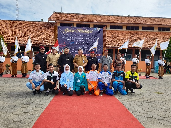 SUKSES: Kepala SMKN 1 Kalianget Ishak (tengah) bersama Kacabdin Jatim Wilayah Sumenep Budi Sulistyo (empat dari kiri) berfoto dengan tamu undangan dan siswa saat Gebyar Budaya P5 Senin (26/2).