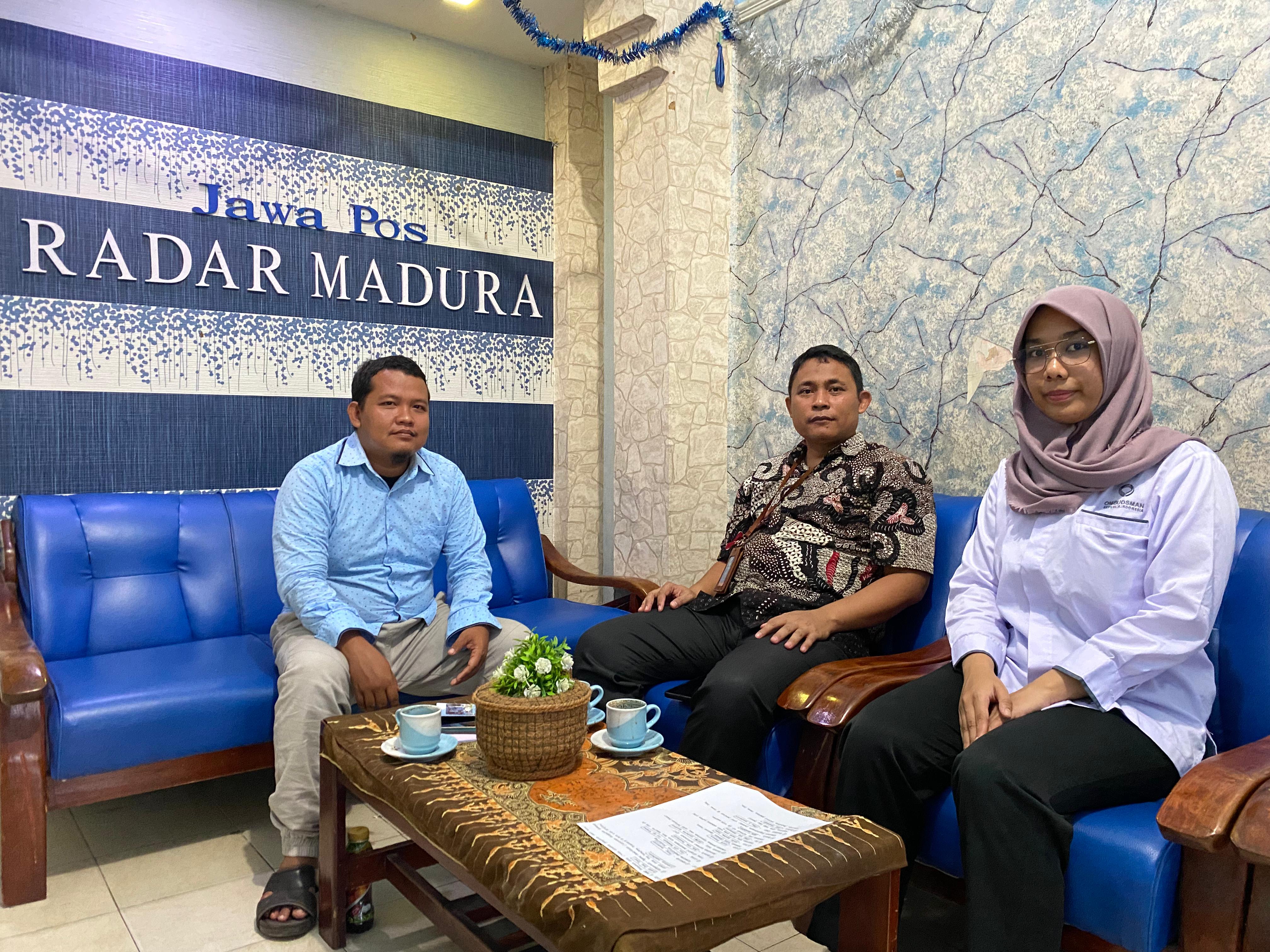 BERSINERGI: Kepala JPRM Biro Pamekasan Moh. Subhan (kiri) saat menerima tim dari Ombudsman Jawa Timur, Senin (26/2). (MOH. JUNAIDI/JPRM)