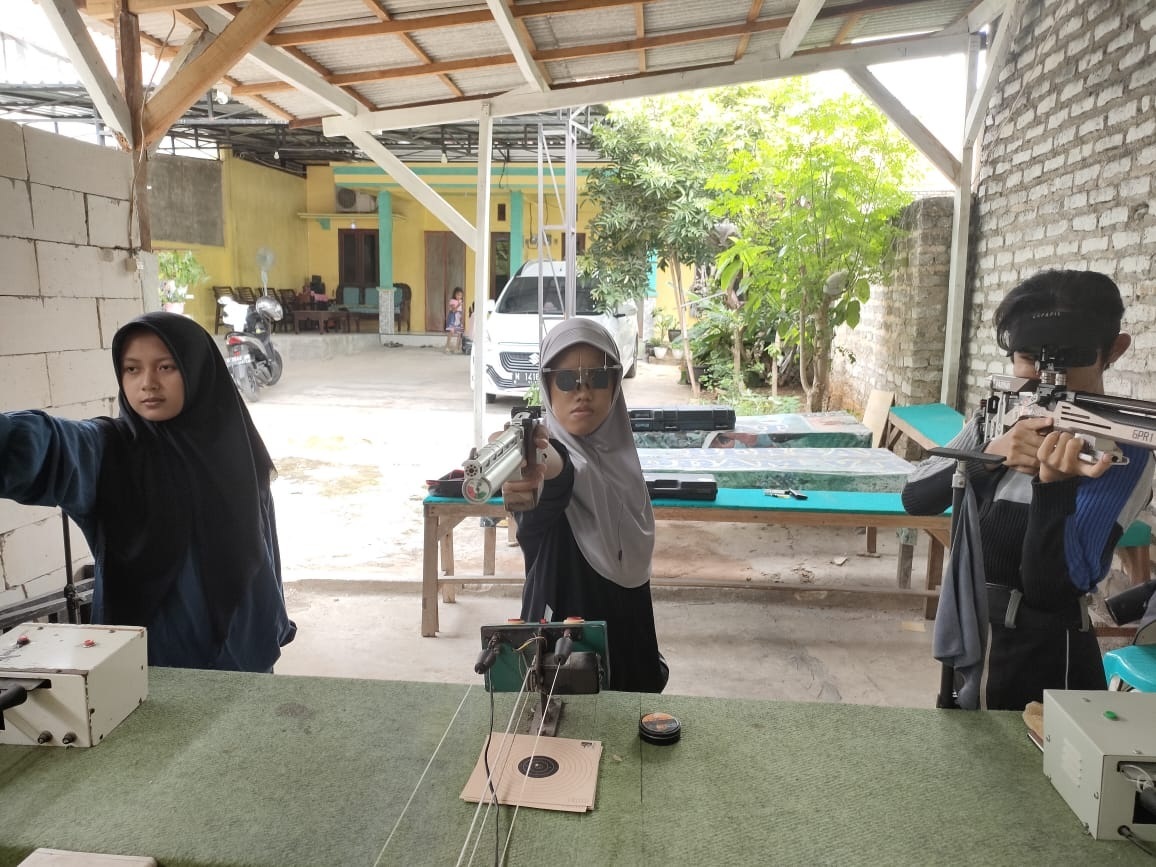 GIAT: Atlet Perbakin Sampang sedang latihan di Desa Gunung Maddah, Kecamatan Sampang. Mereka akan ambil bagian di Kejuaraan Jateng Online Mei mendatang. (PERBAKIN UNTUK JPRM)