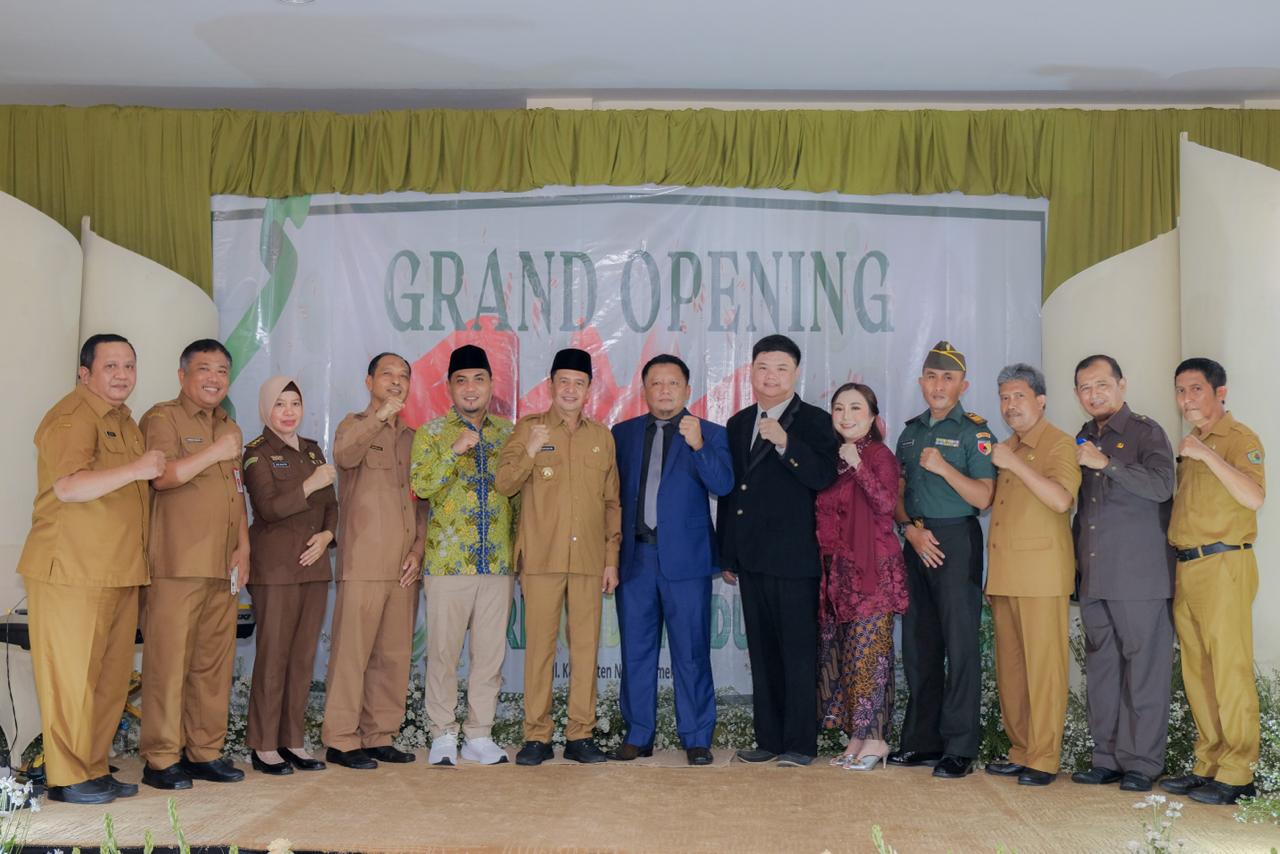 PROGRES: Owner RSIA Puri Bunda Madura dr Franky Ardhana Kawilarang dan Direktur dr Anita Setiawati berfoto dengan penasihat H Moh. Mukit, Pj Bupati Pamekasan Masrukin&nbsp;pada grand opening, Senin (26/2).