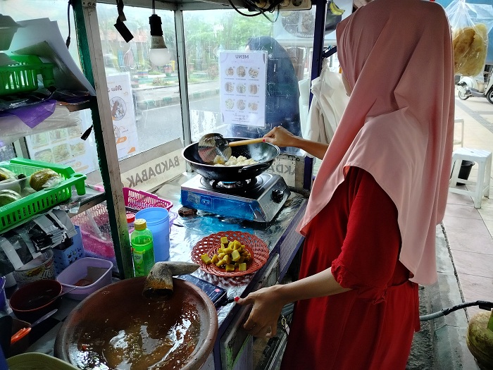 CAMILAN: Anisa menggoreng bak-dabak yang berada di Jalan Bahagia, Kelurahan Bugih, Senin (26/2). (LAILIYATUN NURIYAH/JPRM)