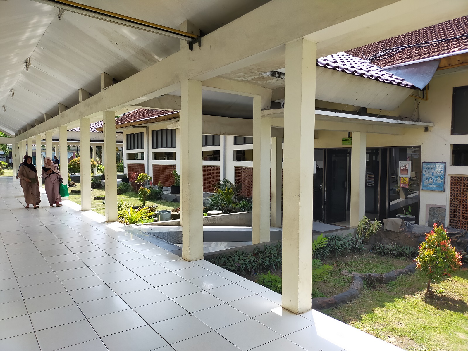 LELANG JASA KONSULTAN PERENCANAAN: Pengunjung berjalan di depan gedung Irna F RSUD Syamrabu yang akan dibangun tahun ini, Kamis (22/2). (VIVIN AGUSTIN HARTONO/JPRM)
